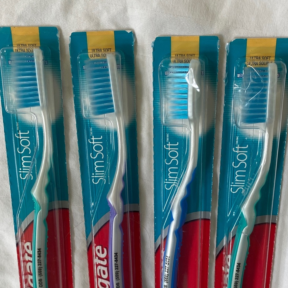 Oral-B and Colgate Toothbrush Set - Blue, Red, White - Picture 2 of 6